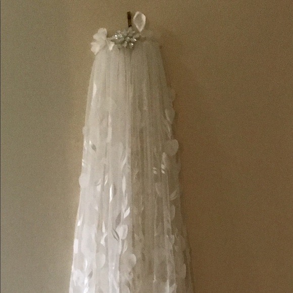 3D Floral Embroidered Tulle Wedding Veil - Picture 6 of 8